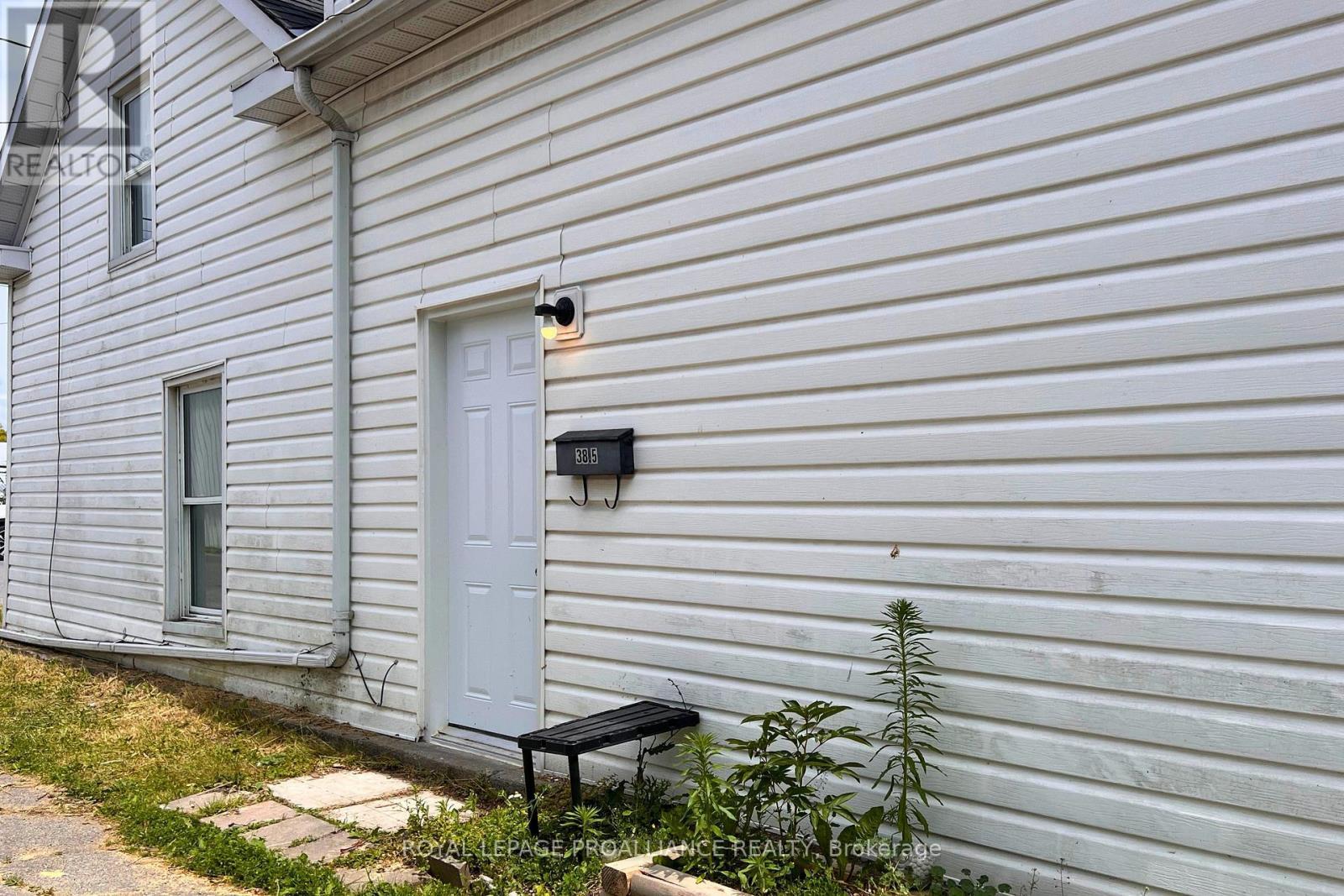 












38 STANLEY STREET

,
Quinte West (Trenton Ward),




Ontario
K8V4V2

