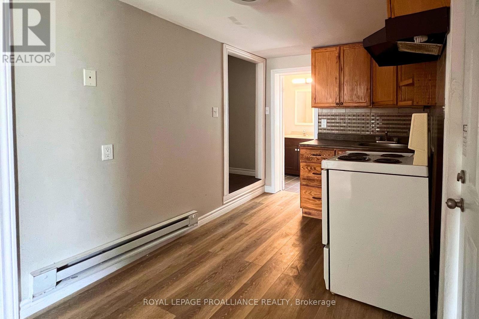 












38 STANLEY STREET

,
Quinte West (Trenton Ward),




Ontario
K8V4V2

