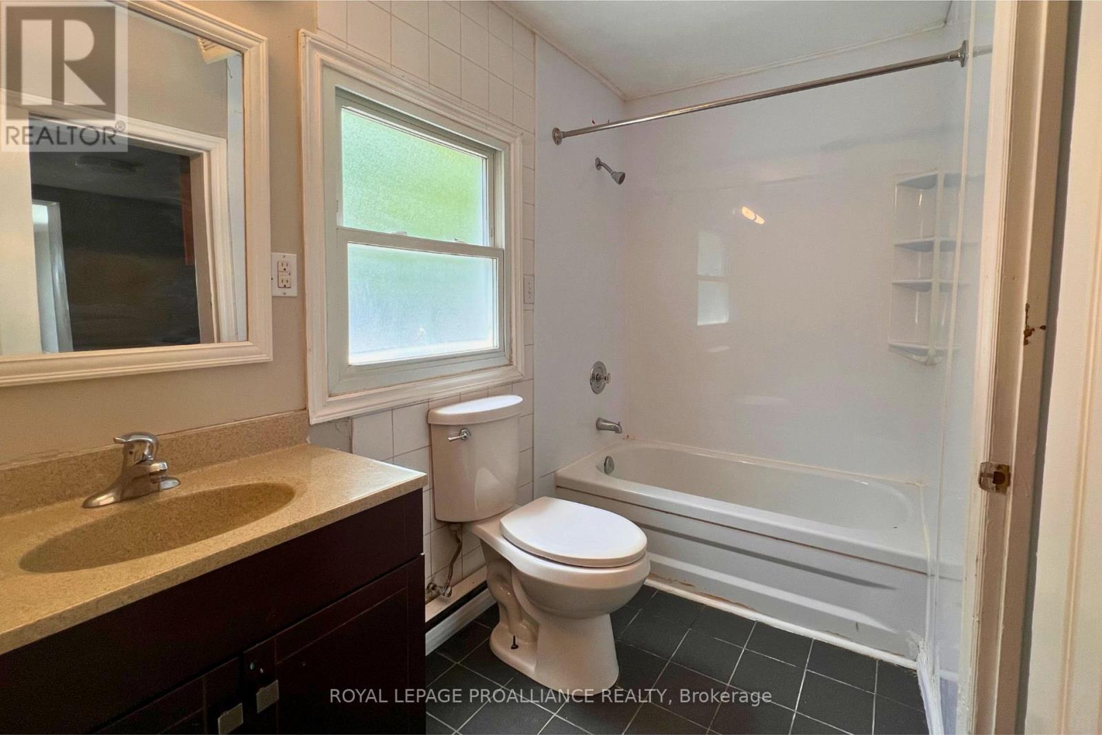 












38 STANLEY STREET

,
Quinte West (Trenton Ward),




Ontario
K8V4V2

