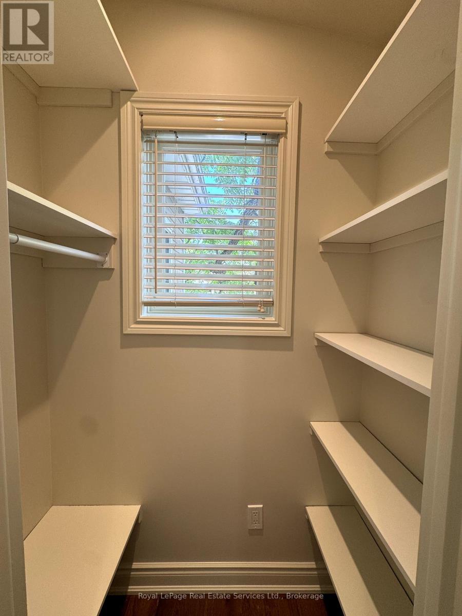 












3 - 134 FORSYTHE STREET

,
Oakville (CO Central),




Ontario
L6K3K2

