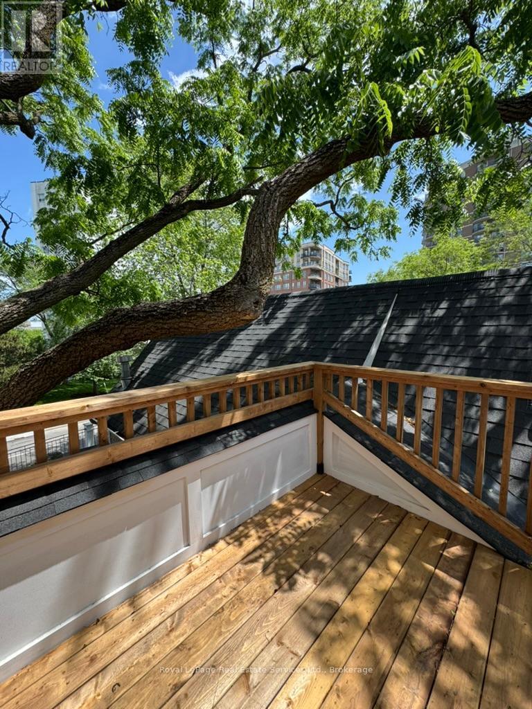 












3 - 134 FORSYTHE STREET

,
Oakville (CO Central),




Ontario
L6K3K2

