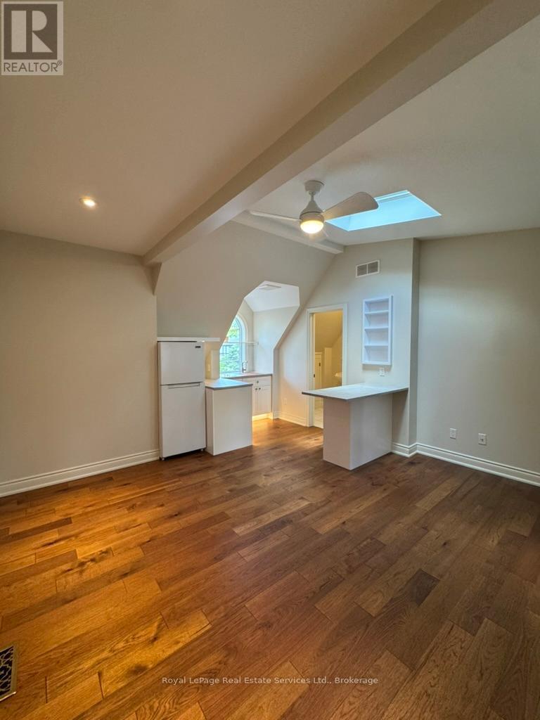 












3 - 134 FORSYTHE STREET

,
Oakville (CO Central),




Ontario
L6K3K2

