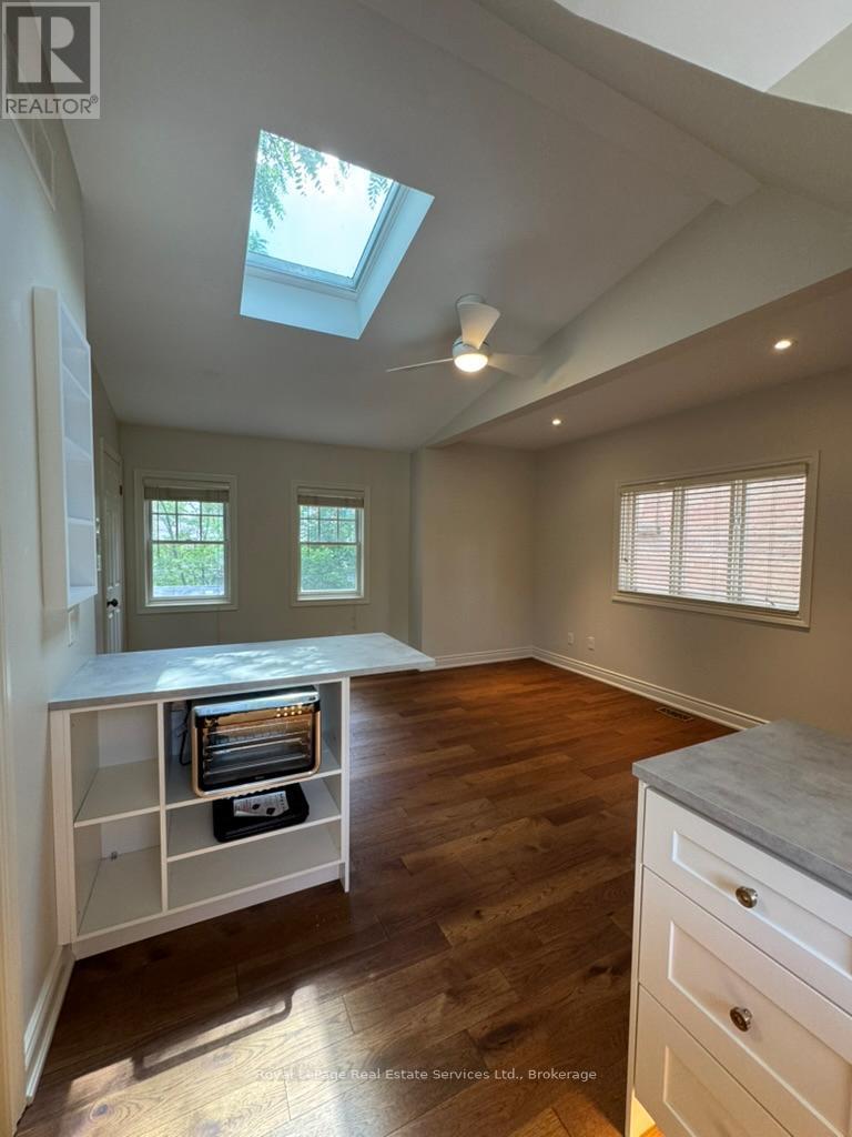 












3 - 134 FORSYTHE STREET

,
Oakville (CO Central),




Ontario
L6K3K2

