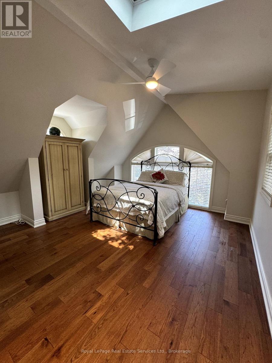 












3 - 134 FORSYTHE STREET

,
Oakville (CO Central),




Ontario
L6K3K2

