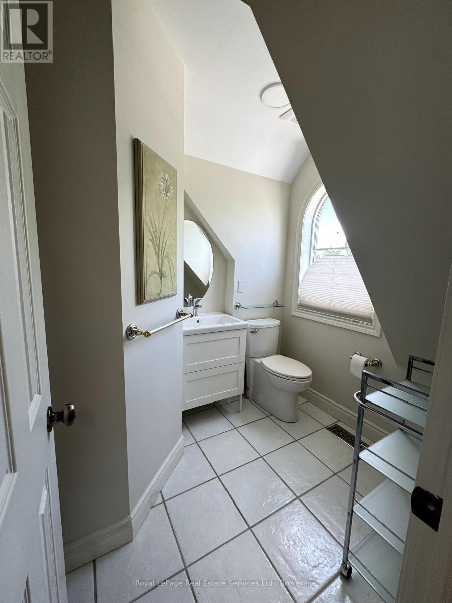 












3 - 134 FORSYTHE STREET

,
Oakville (CO Central),




Ontario
L6K3K2

