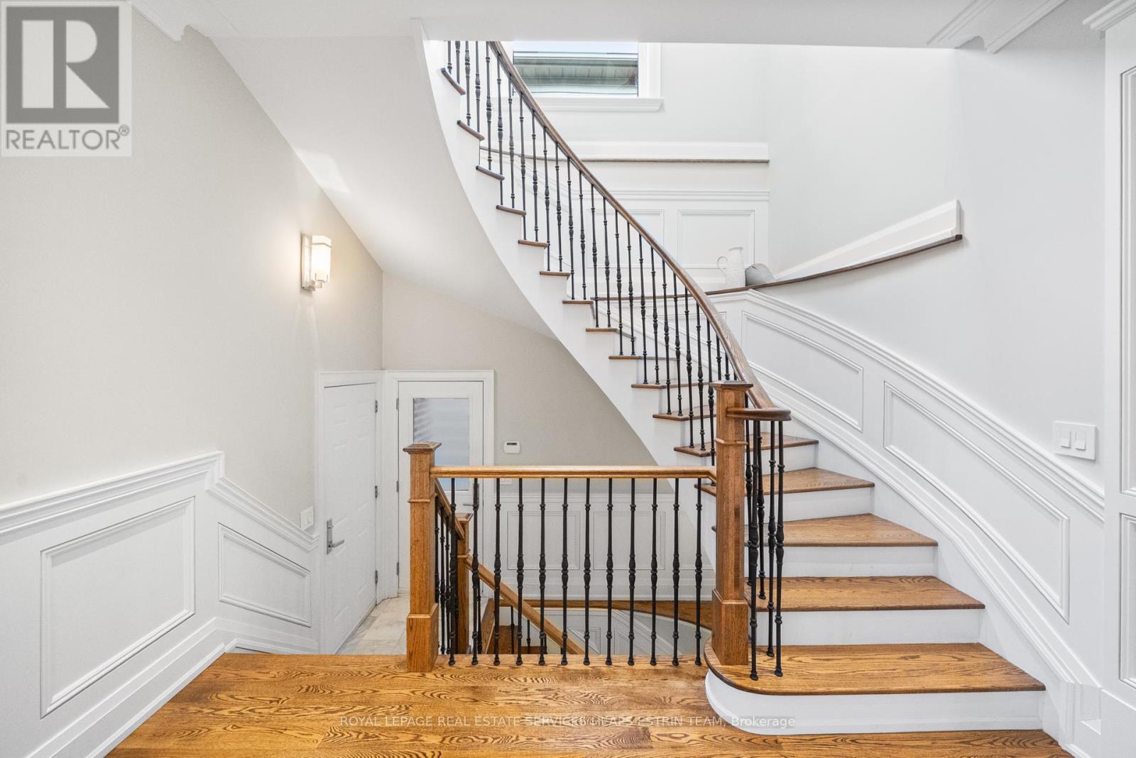 












565 BROADWAY AVENUE

,
Toronto,




Ontario
M4G2S2

