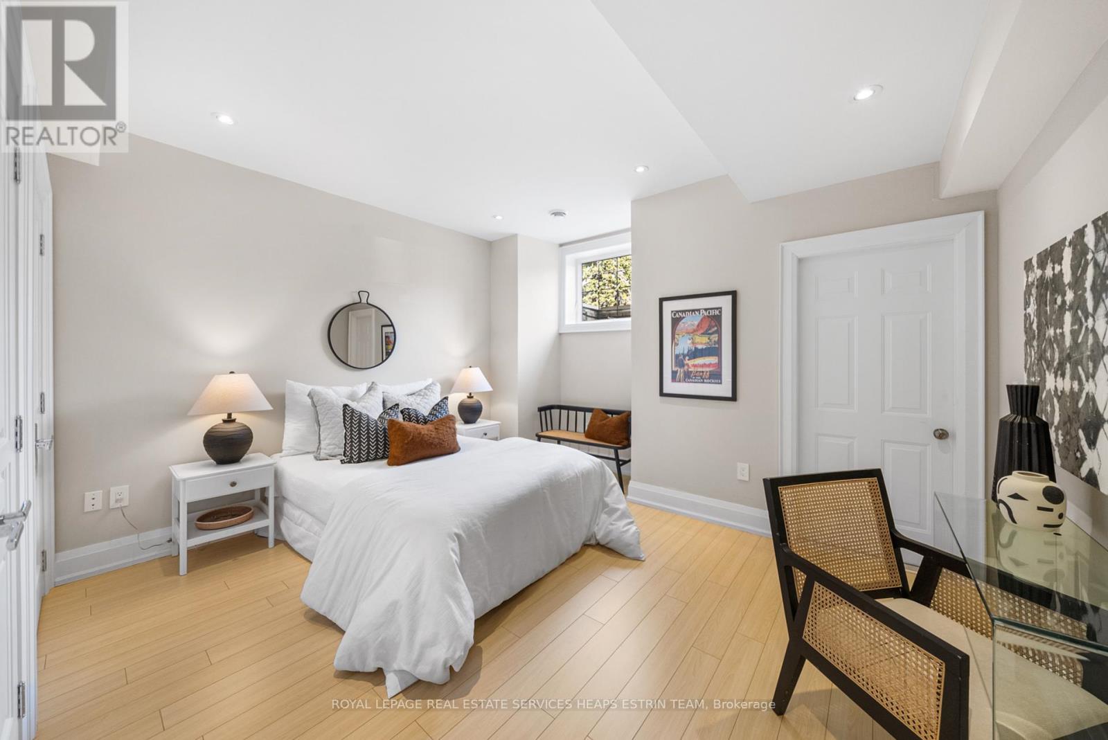 












565 BROADWAY AVENUE

,
Toronto,




Ontario
M4G2S2

