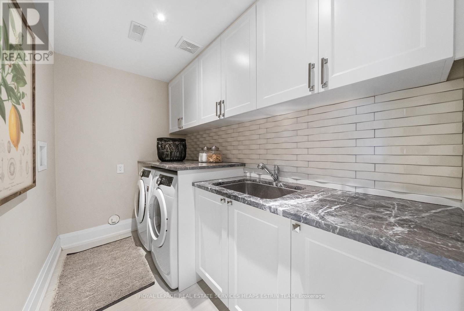 












565 BROADWAY AVENUE

,
Toronto,




Ontario
M4G2S2

