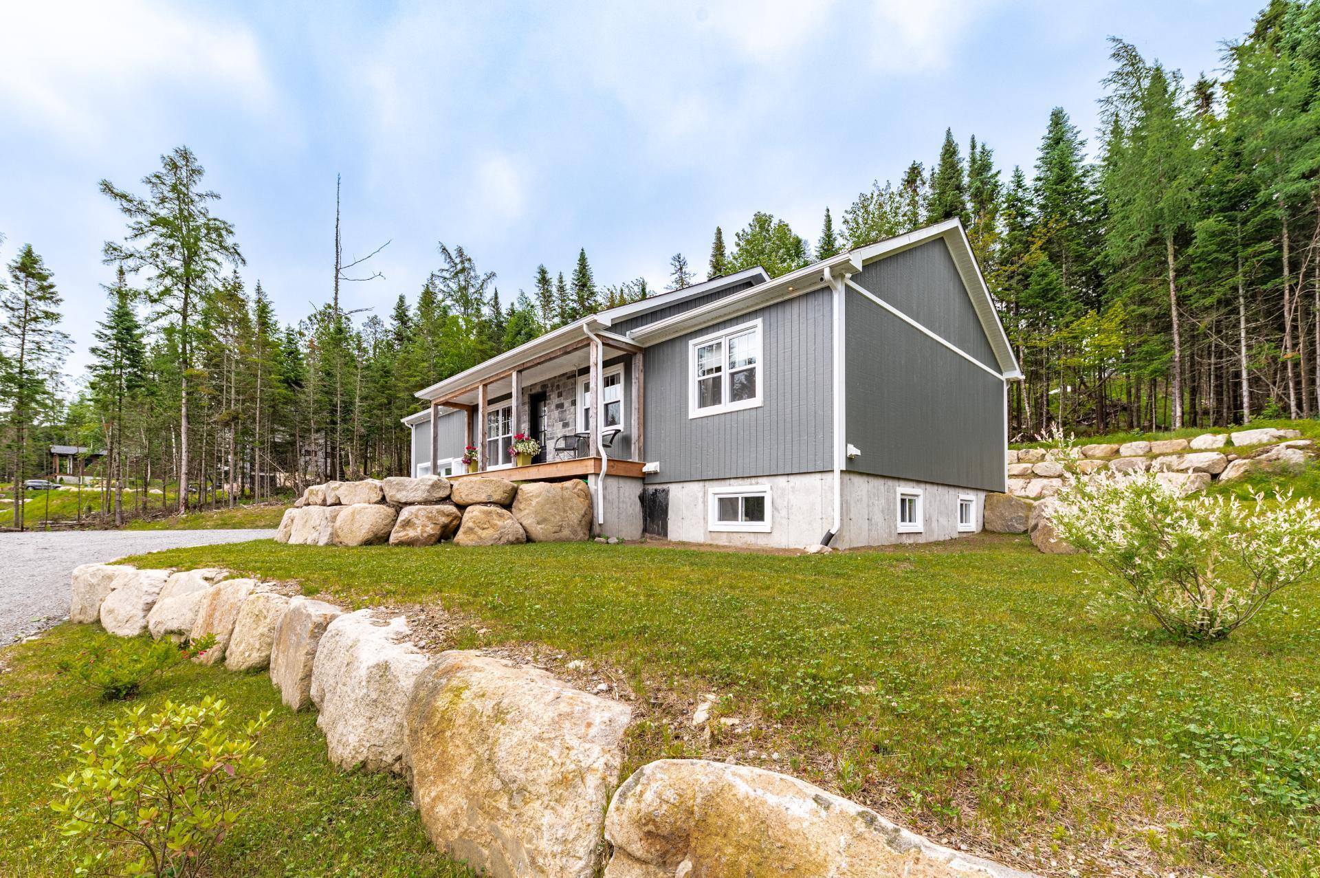 









3050


Imp. des Promeneurs

,
Sainte-Agathe-des-Monts,




QC
J8C2Z8

