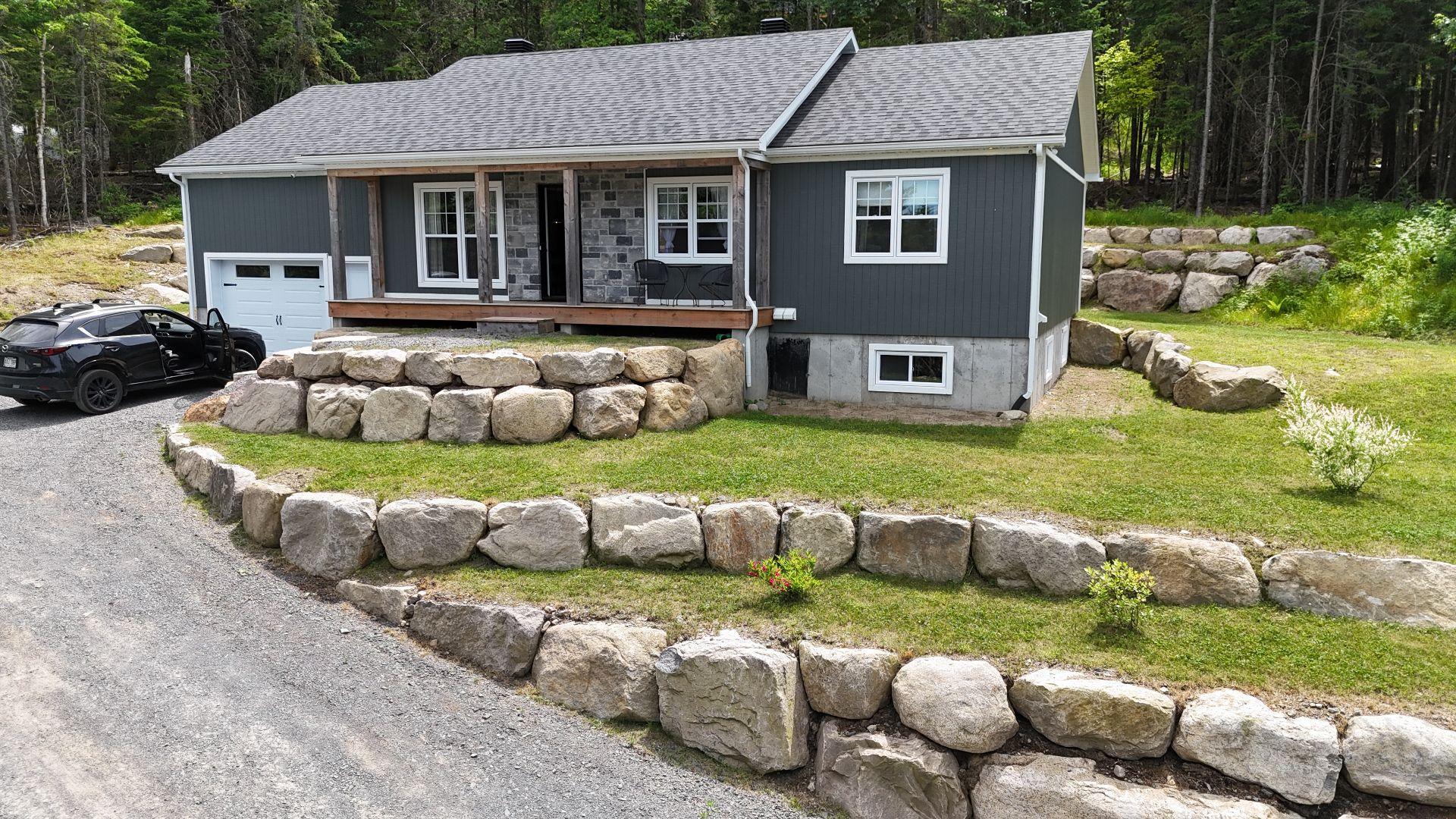 









3050


Imp. des Promeneurs

,
Sainte-Agathe-des-Monts,




QC
J8C2Z8

