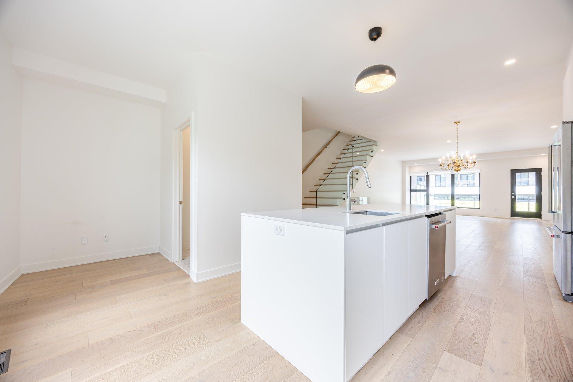 









256


Rue de la Rotonde

,
Montréal (Verdun/Île-des-Soeurs),




QC
H3E0E7

