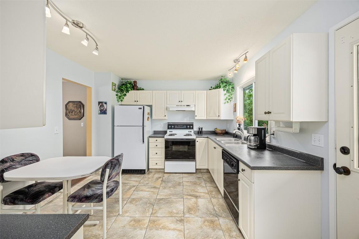 









980


THOMPSON

Road,
Kelowna,




BC
V1X 3X1

