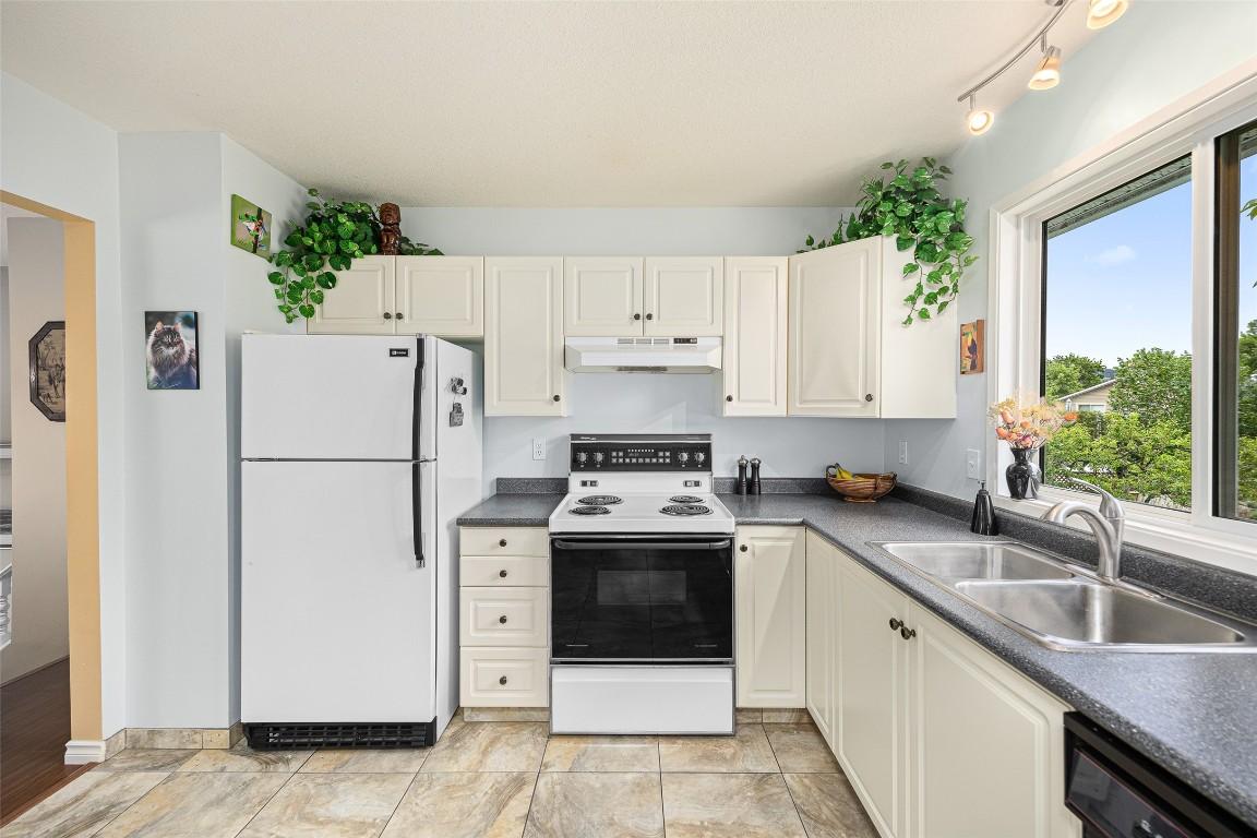 









980


THOMPSON

Road,
Kelowna,




BC
V1X 3X1

