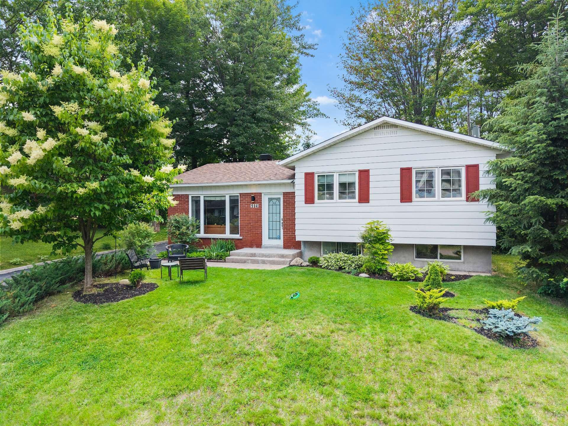 









904


Rue Guy

,
Saint-Jérôme,




QC
J5L1P3

