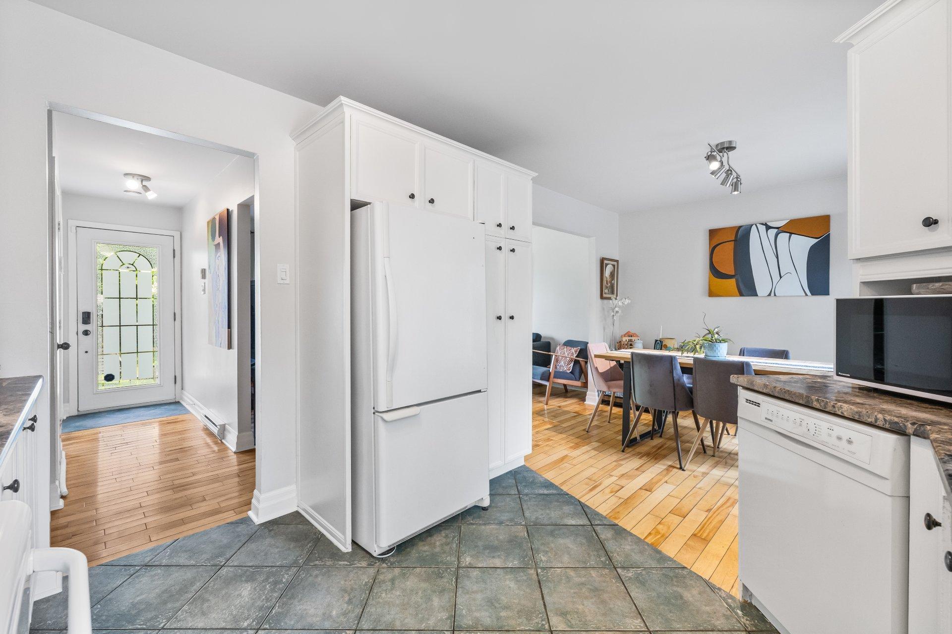 









904


Rue Guy

,
Saint-Jérôme,




QC
J5L1P3

