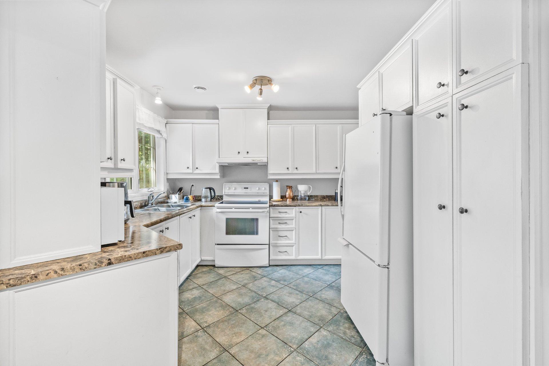 









904


Rue Guy

,
Saint-Jérôme,




QC
J5L1P3


