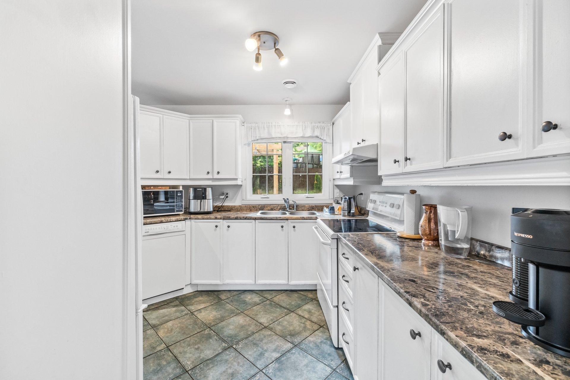 









904


Rue Guy

,
Saint-Jérôme,




QC
J5L1P3

