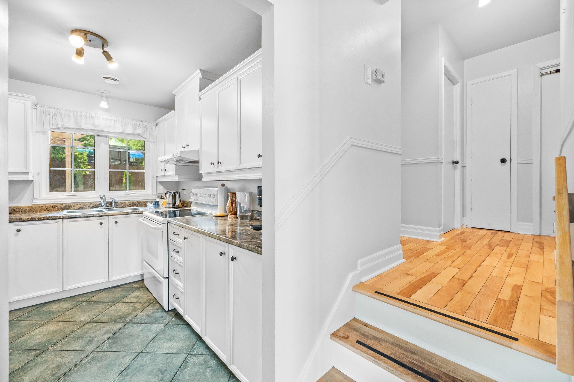 









904


Rue Guy

,
Saint-Jérôme,




QC
J5L1P3

