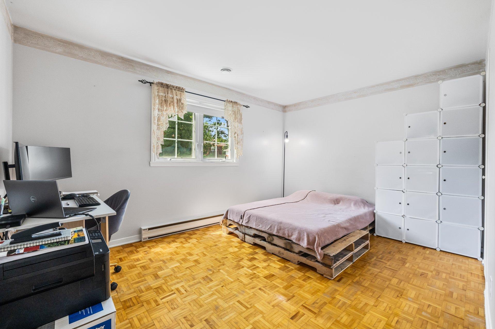 









904


Rue Guy

,
Saint-Jérôme,




QC
J5L1P3

