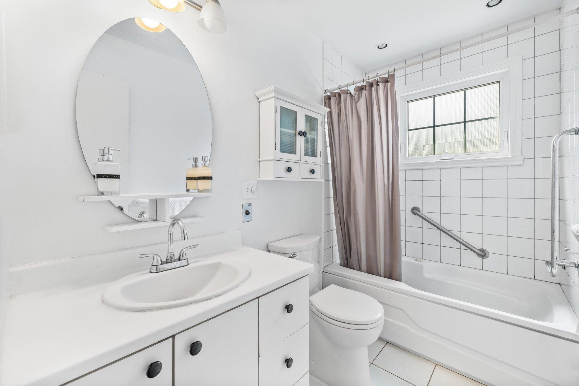 









904


Rue Guy

,
Saint-Jérôme,




QC
J5L1P3

