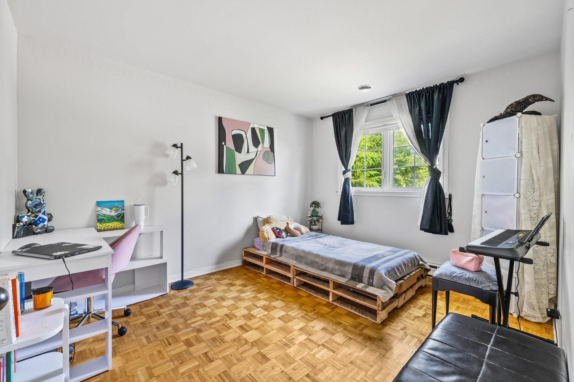 









904


Rue Guy

,
Saint-Jérôme,




QC
J5L1P3

