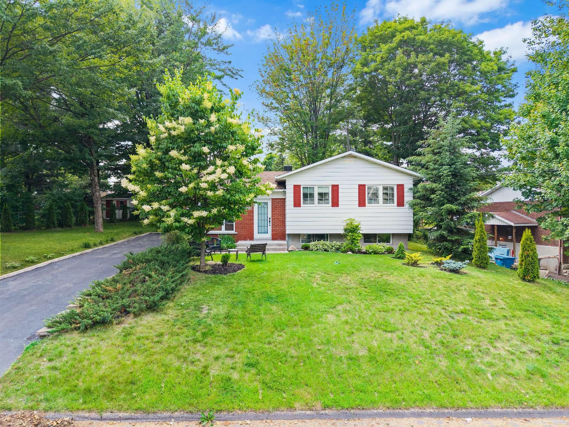 









904


Rue Guy

,
Saint-Jérôme,




QC
J5L1P3

