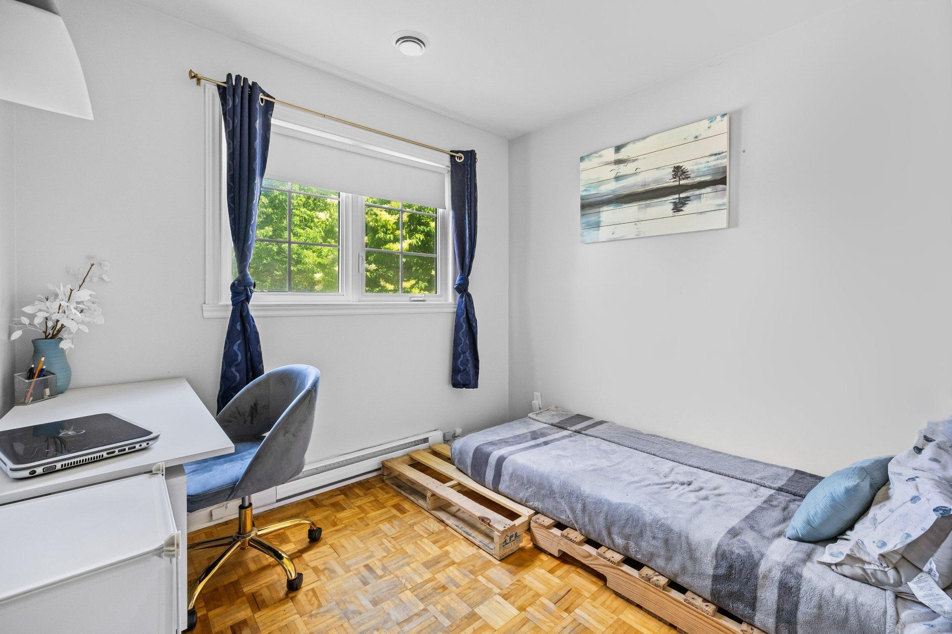 









904


Rue Guy

,
Saint-Jérôme,




QC
J5L1P3

