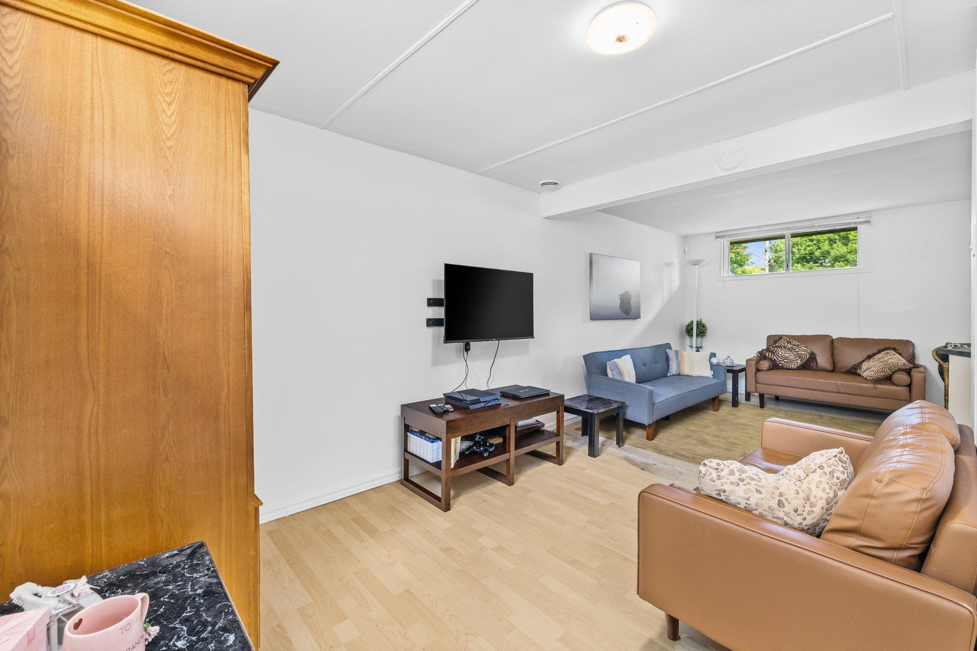 









904


Rue Guy

,
Saint-Jérôme,




QC
J5L1P3


