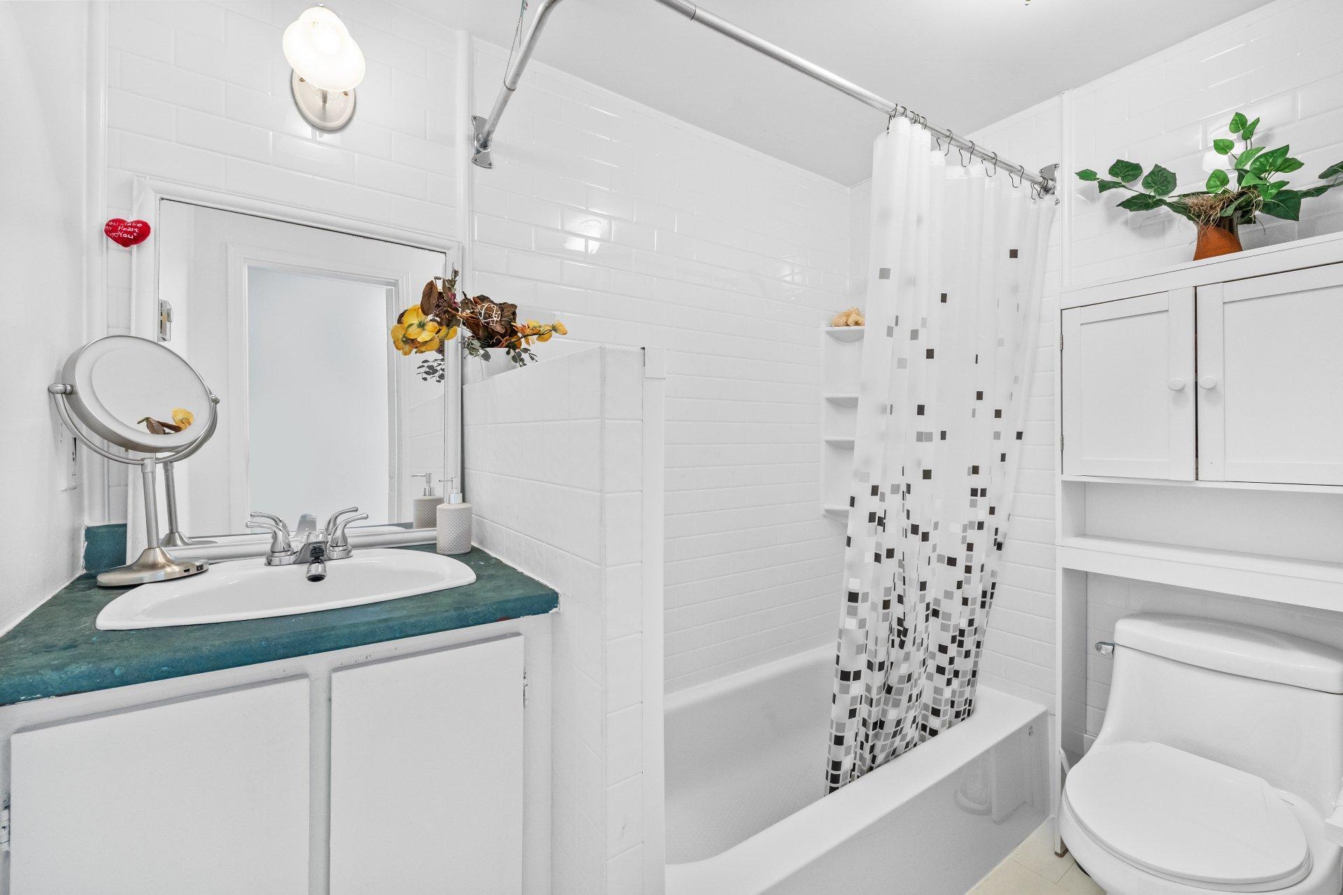 









904


Rue Guy

,
Saint-Jérôme,




QC
J5L1P3

