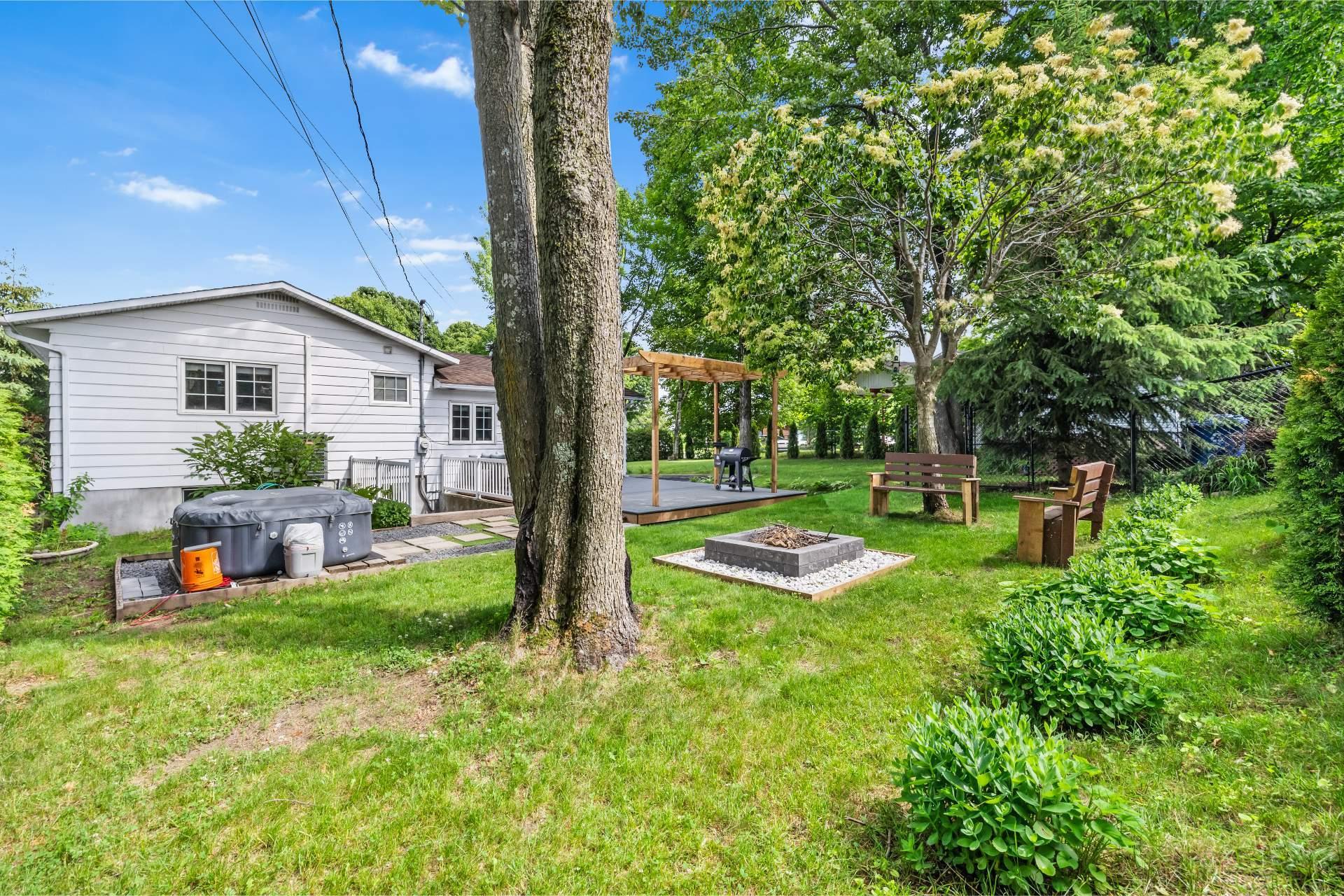 









904


Rue Guy

,
Saint-Jérôme,




QC
J5L1P3

