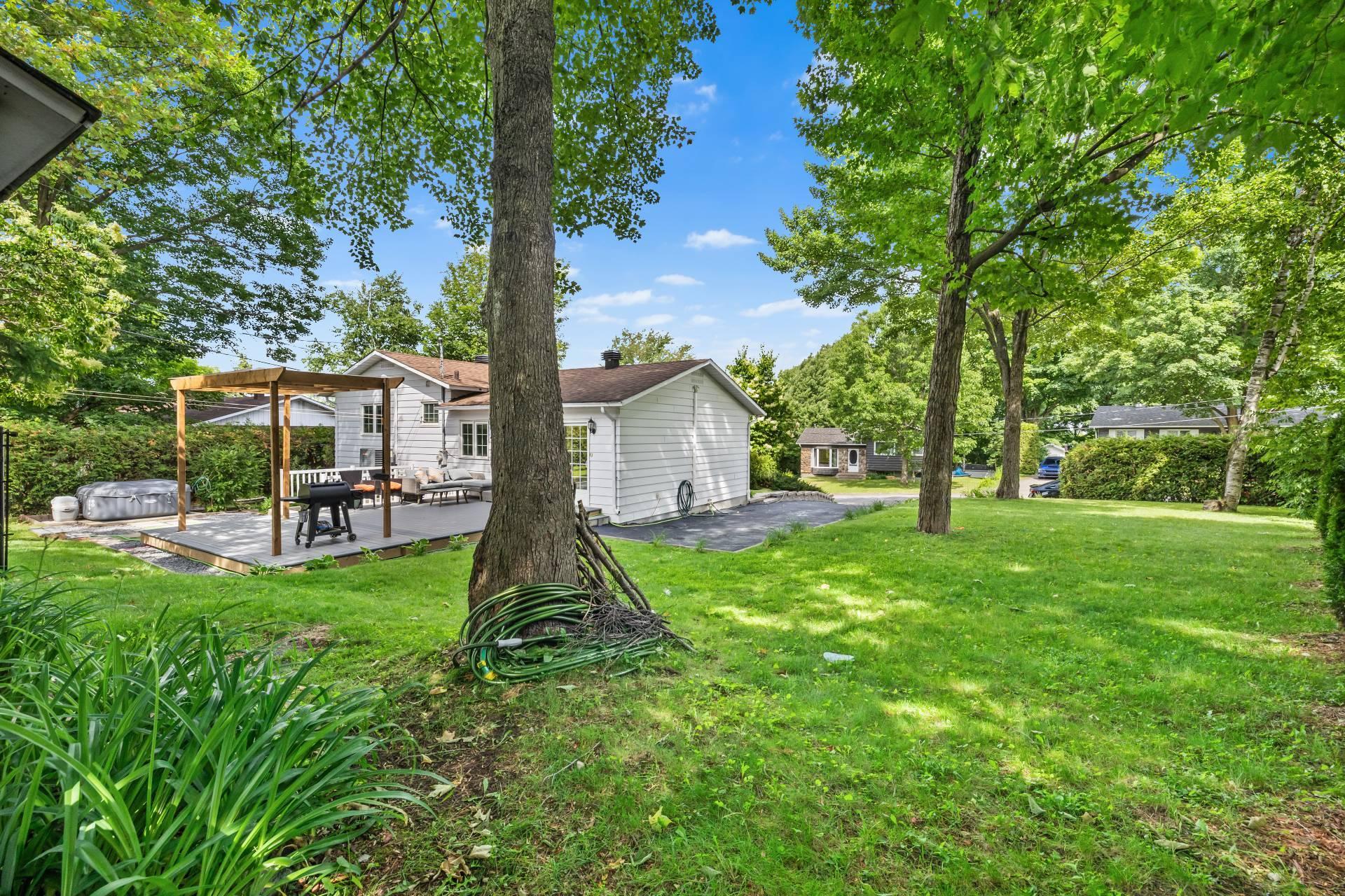 









904


Rue Guy

,
Saint-Jérôme,




QC
J5L1P3

