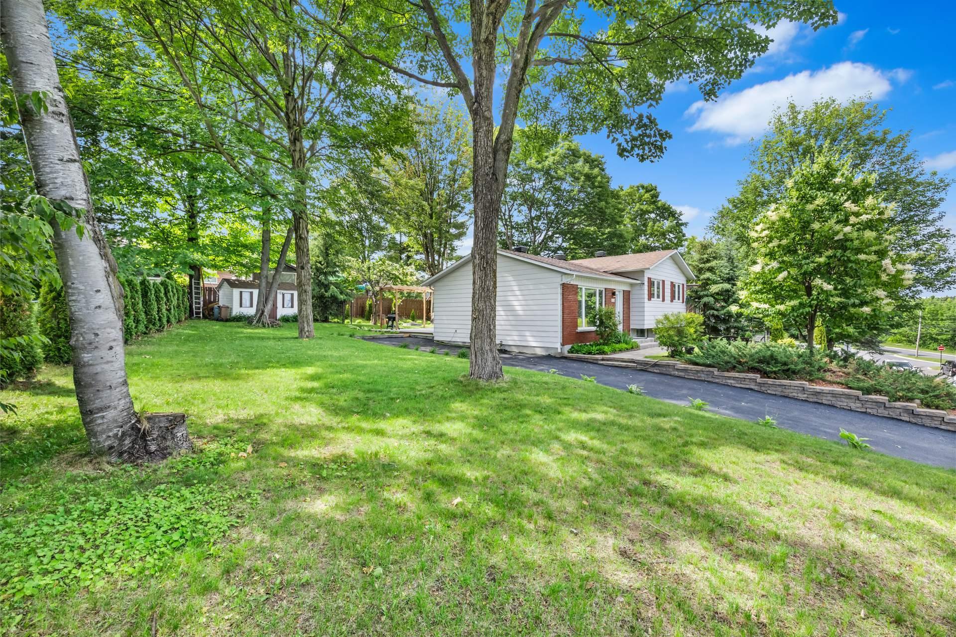 









904


Rue Guy

,
Saint-Jérôme,




QC
J5L1P3

