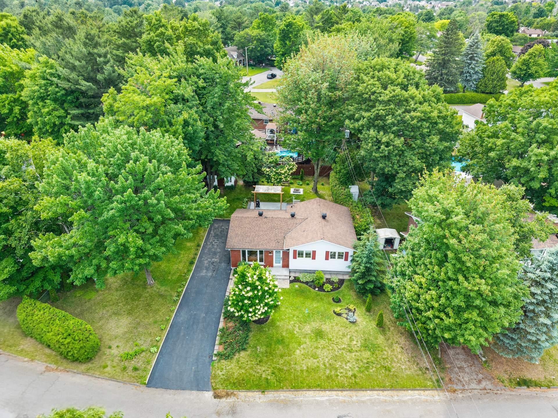 









904


Rue Guy

,
Saint-Jérôme,




QC
J5L1P3

