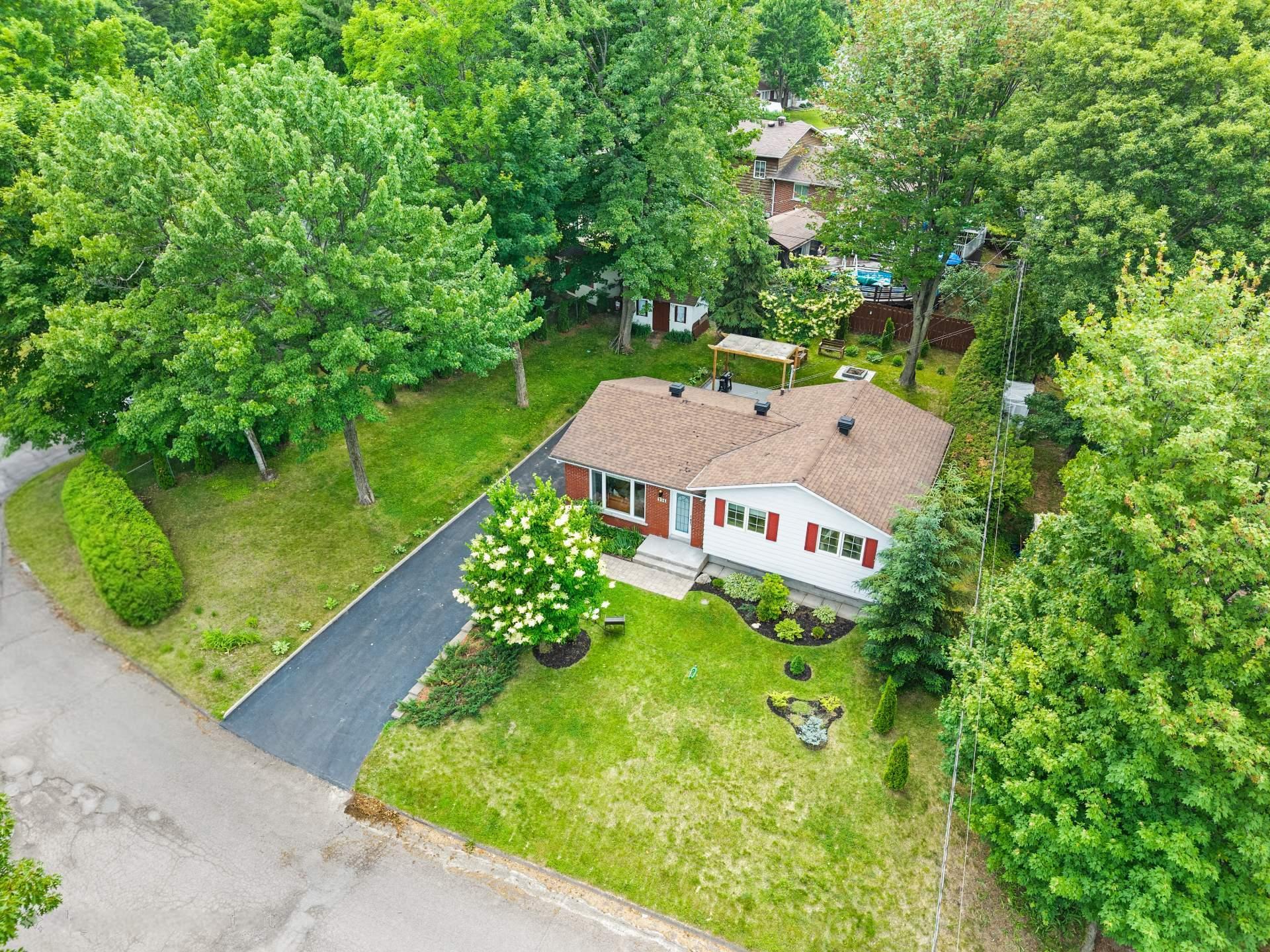 









904


Rue Guy

,
Saint-Jérôme,




QC
J5L1P3


