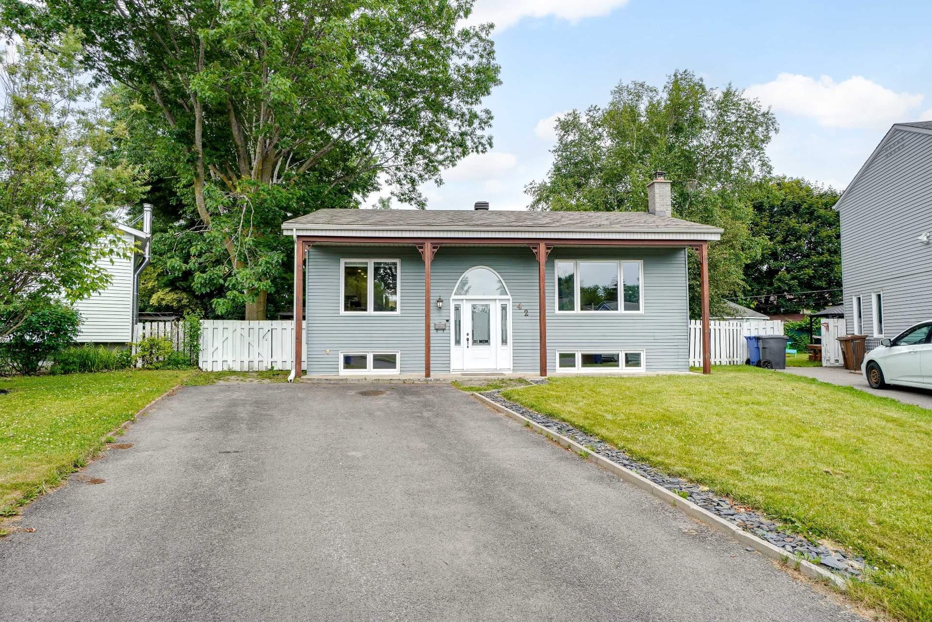 









42


Place Gaulin

,
L'Assomption,




QC
J5W1M2

