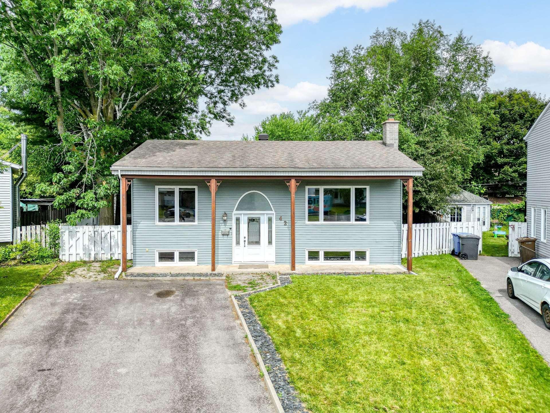 









42


Place Gaulin

,
L'Assomption,




QC
J5W1M2


