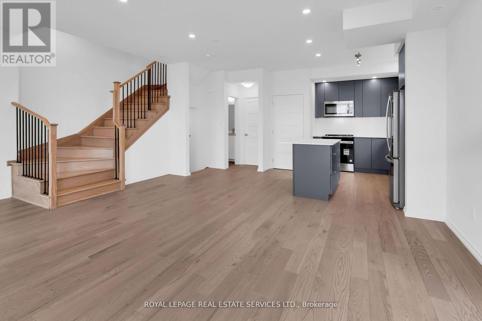 












3 - 18 LYTHAM GREEN CIRCLE

,
Newmarket,




Ontario
L3Y0H4

