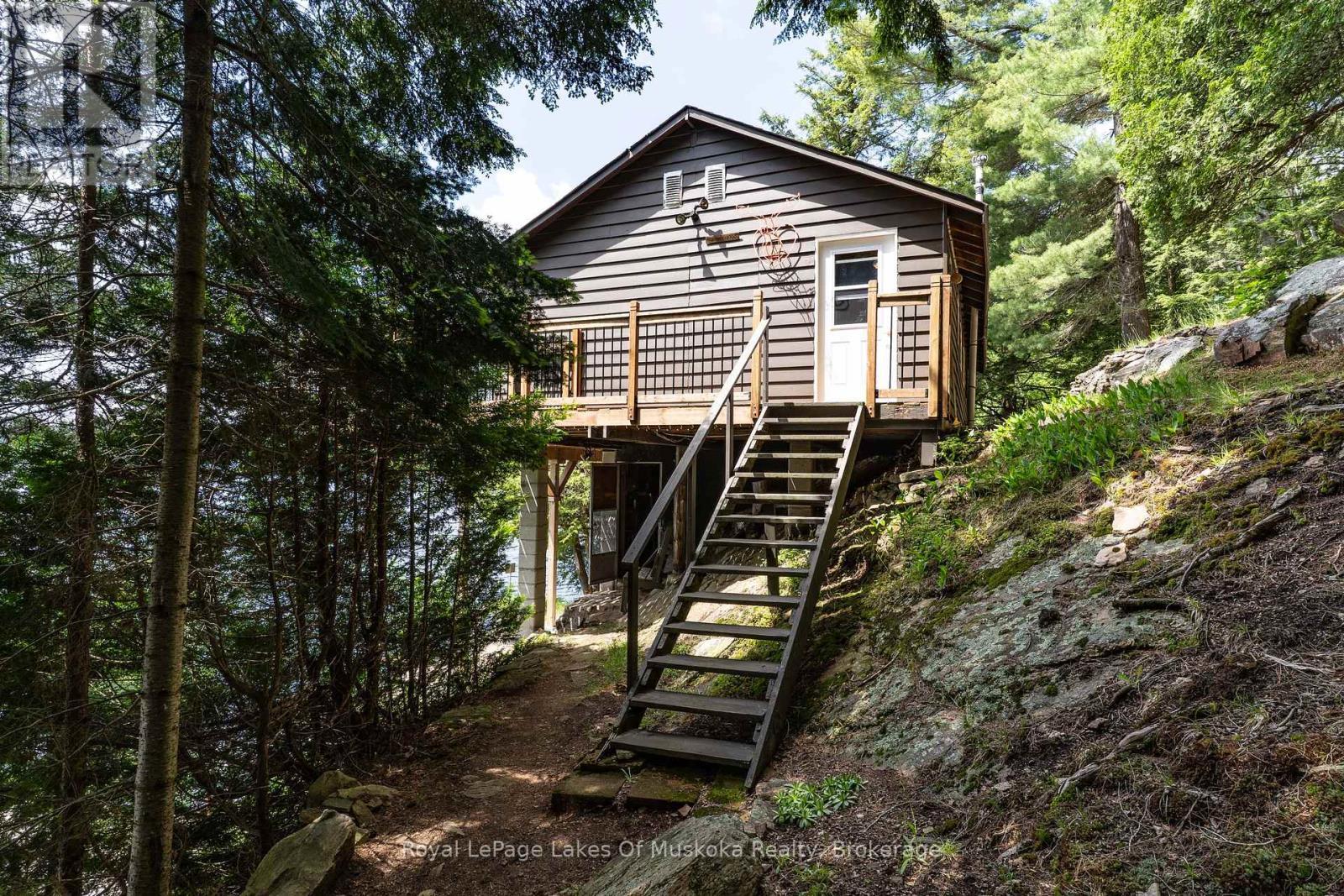 












19325 KAWAGAMA NORTH SHORE

,
Algonquin Highlands (McClintock),




Ontario
P0A1E0

