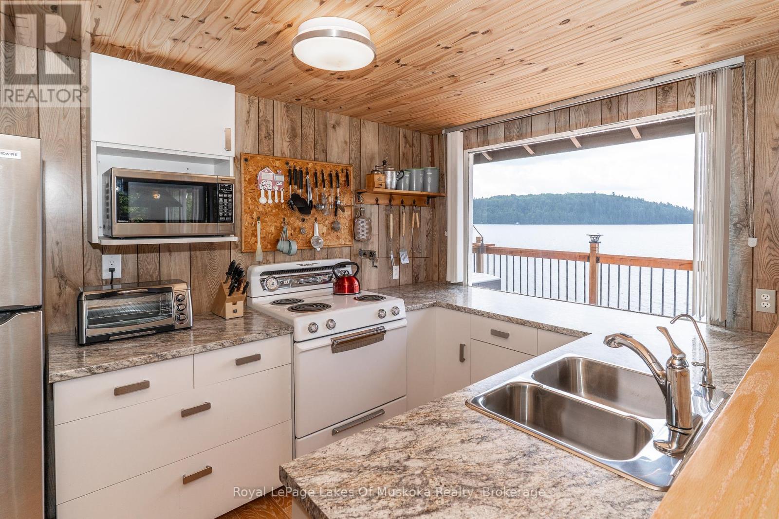 












19325 KAWAGAMA NORTH SHORE

,
Algonquin Highlands (McClintock),




Ontario
P0A1E0

