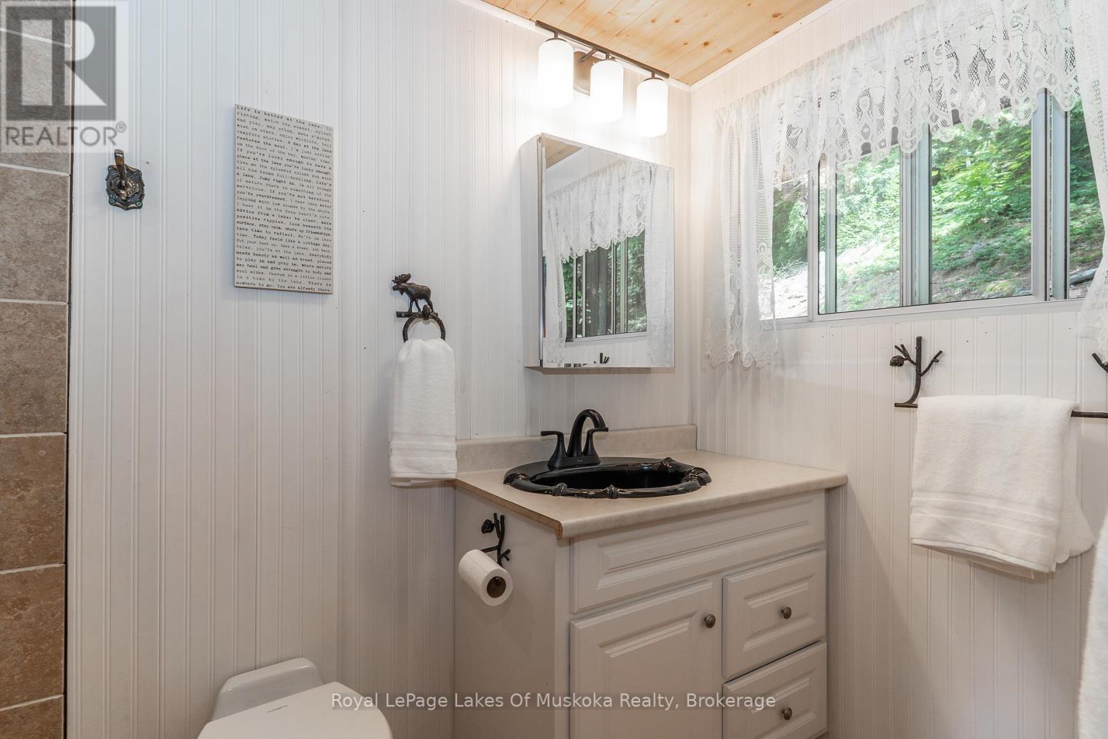 












19325 KAWAGAMA NORTH SHORE

,
Algonquin Highlands (McClintock),




Ontario
P0A1E0

