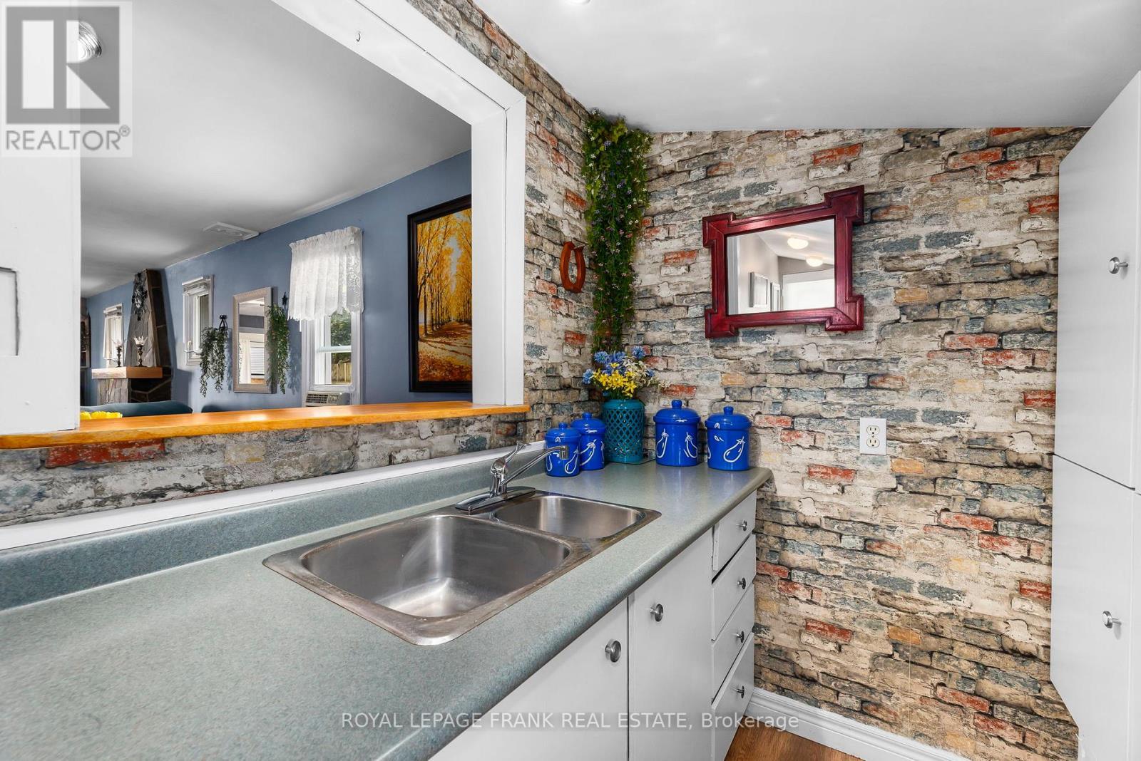 












8 ANGLE STREET

,
Scugog,




Ontario
L0B1E0

