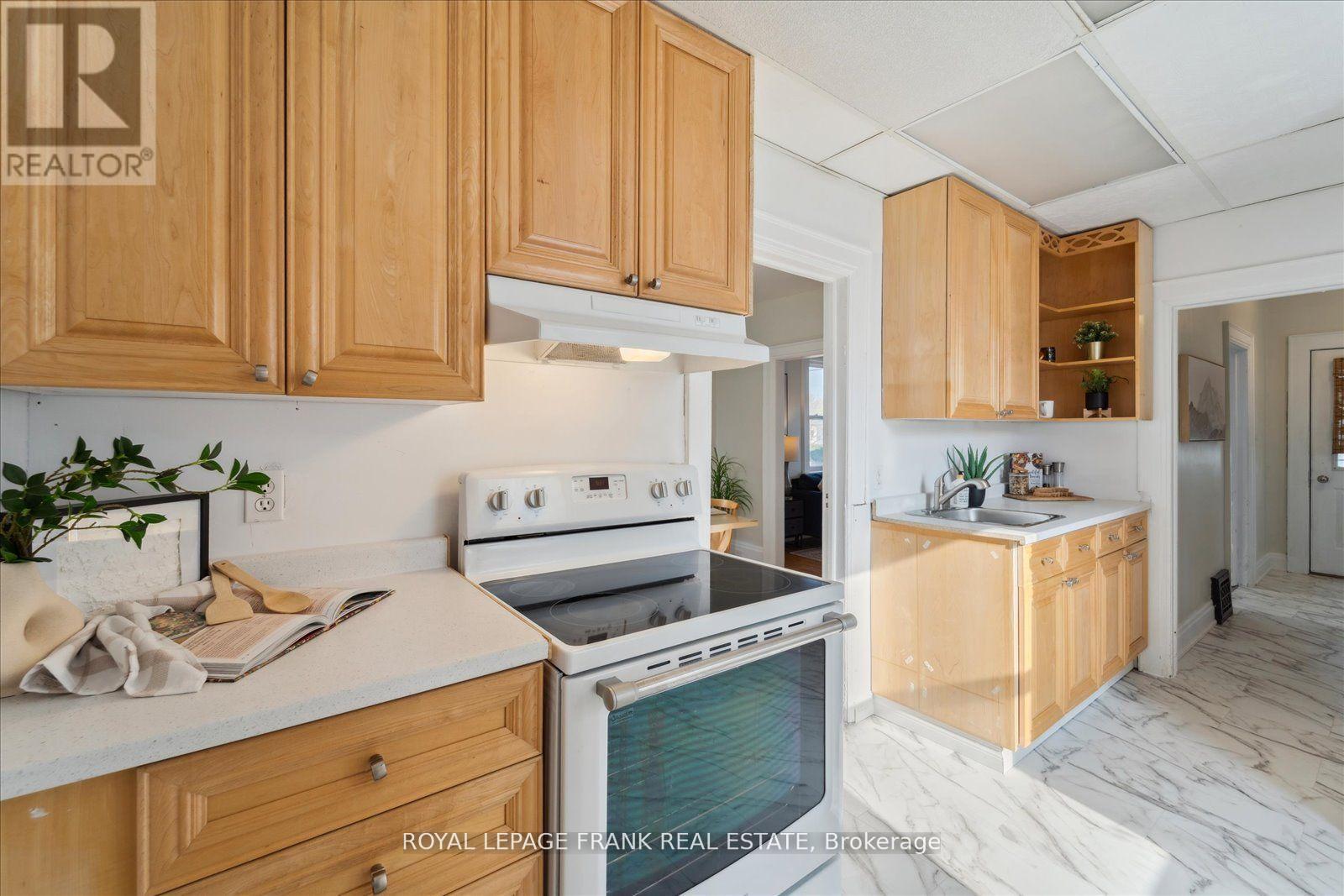 












352 PINE AVENUE

,
Oshawa (Vanier),




Ontario
L1J2H4

