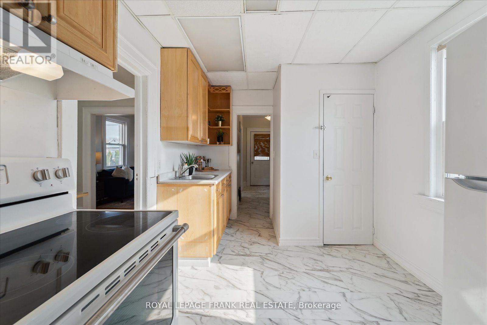 












352 PINE AVENUE

,
Oshawa (Vanier),




Ontario
L1J2H4


