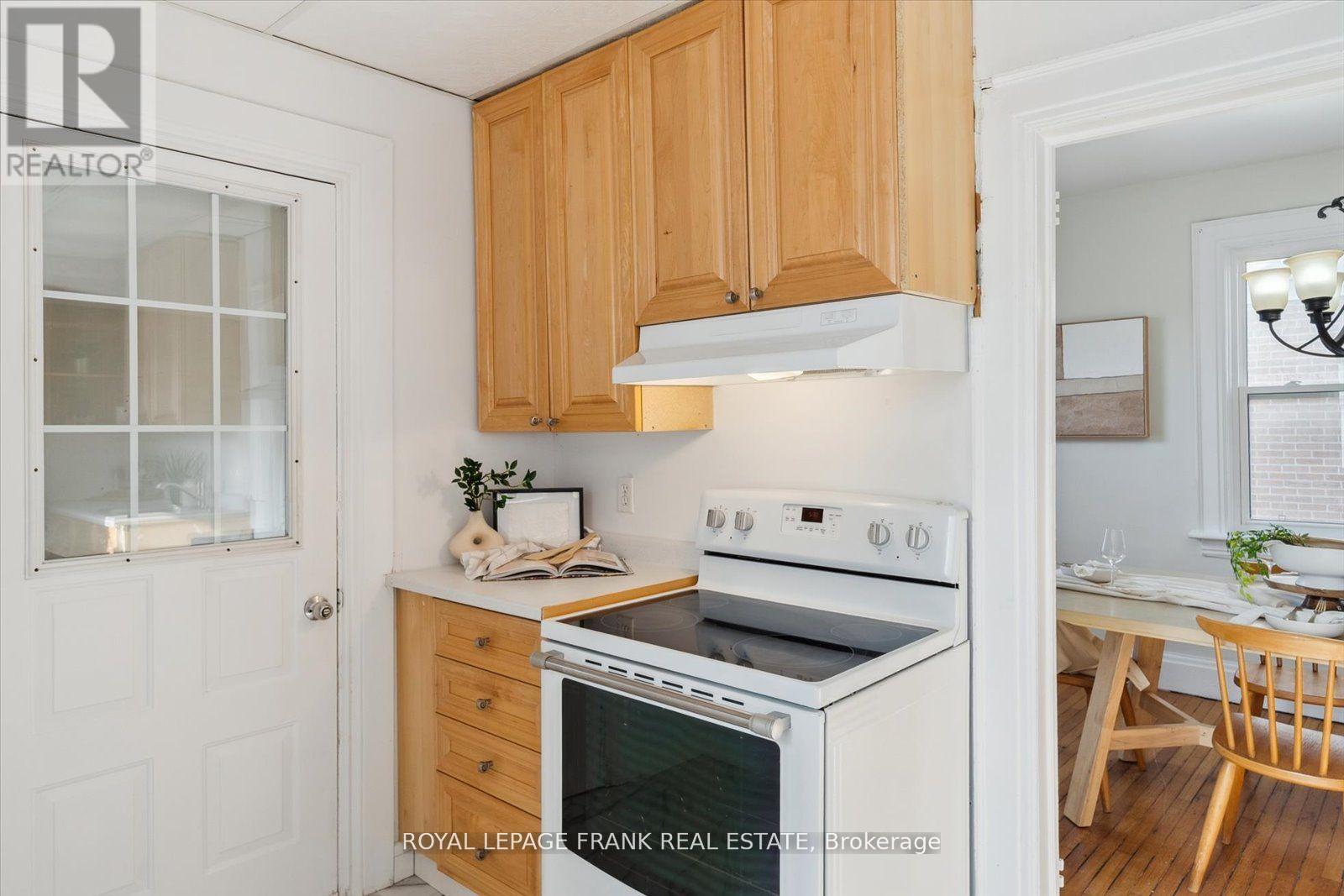 












352 PINE AVENUE

,
Oshawa (Vanier),




Ontario
L1J2H4

