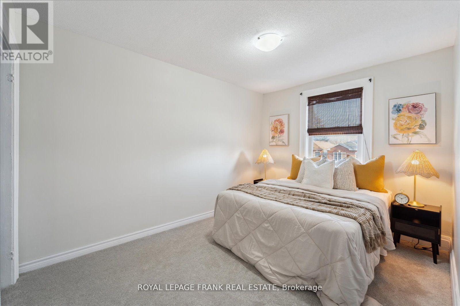 












352 PINE AVENUE

,
Oshawa (Vanier),




Ontario
L1J2H4


