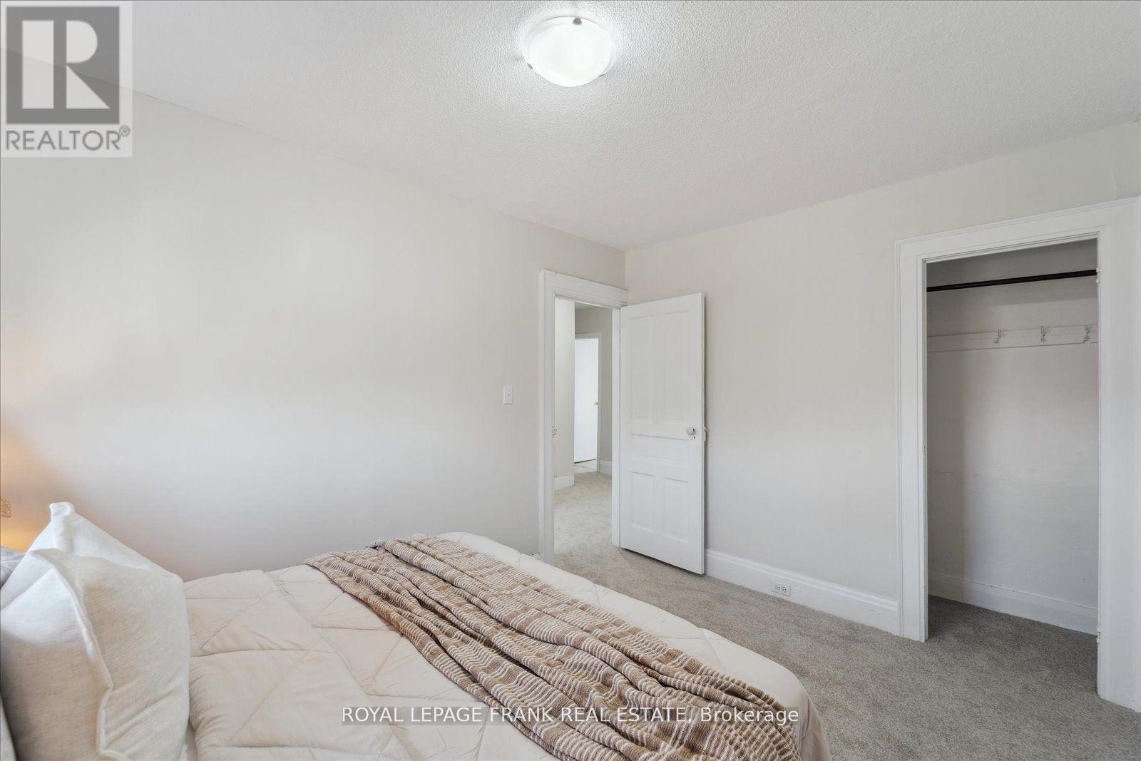 












352 PINE AVENUE

,
Oshawa (Vanier),




Ontario
L1J2H4

