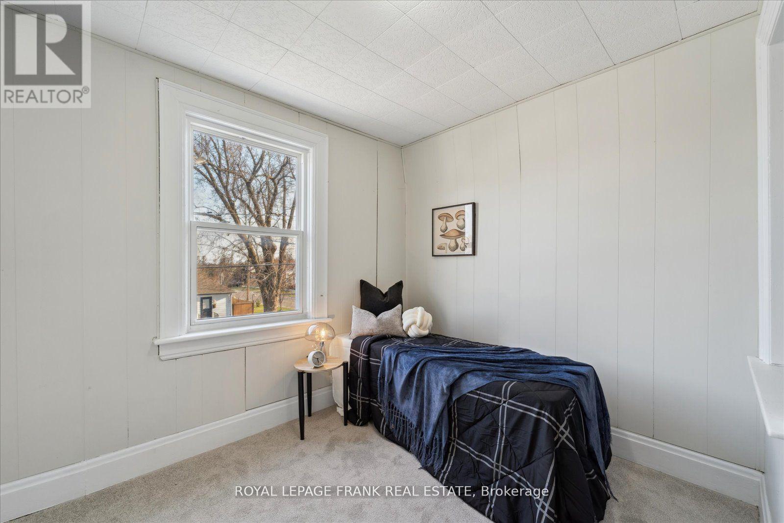 












352 PINE AVENUE

,
Oshawa (Vanier),




Ontario
L1J2H4

