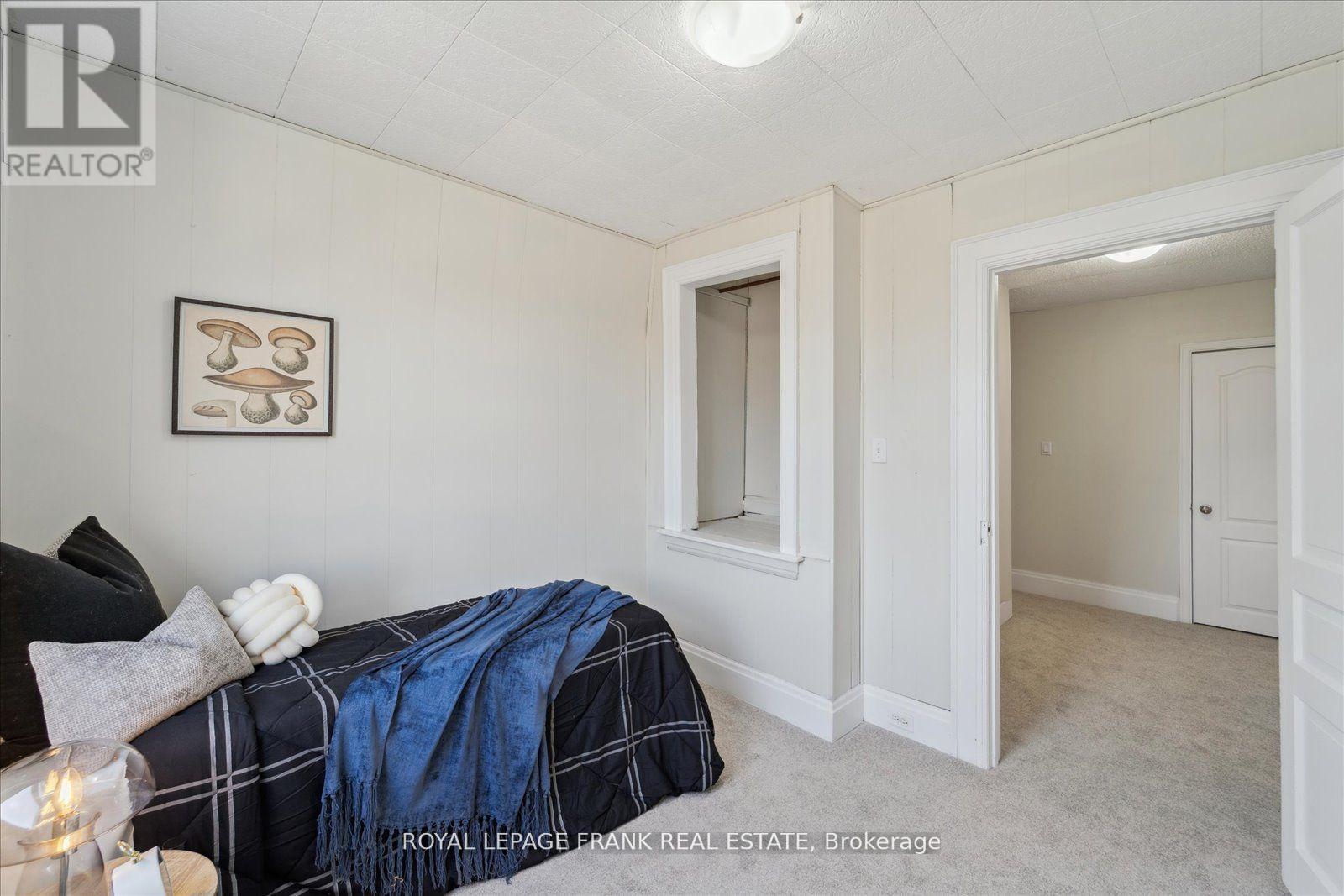 












352 PINE AVENUE

,
Oshawa (Vanier),




Ontario
L1J2H4


