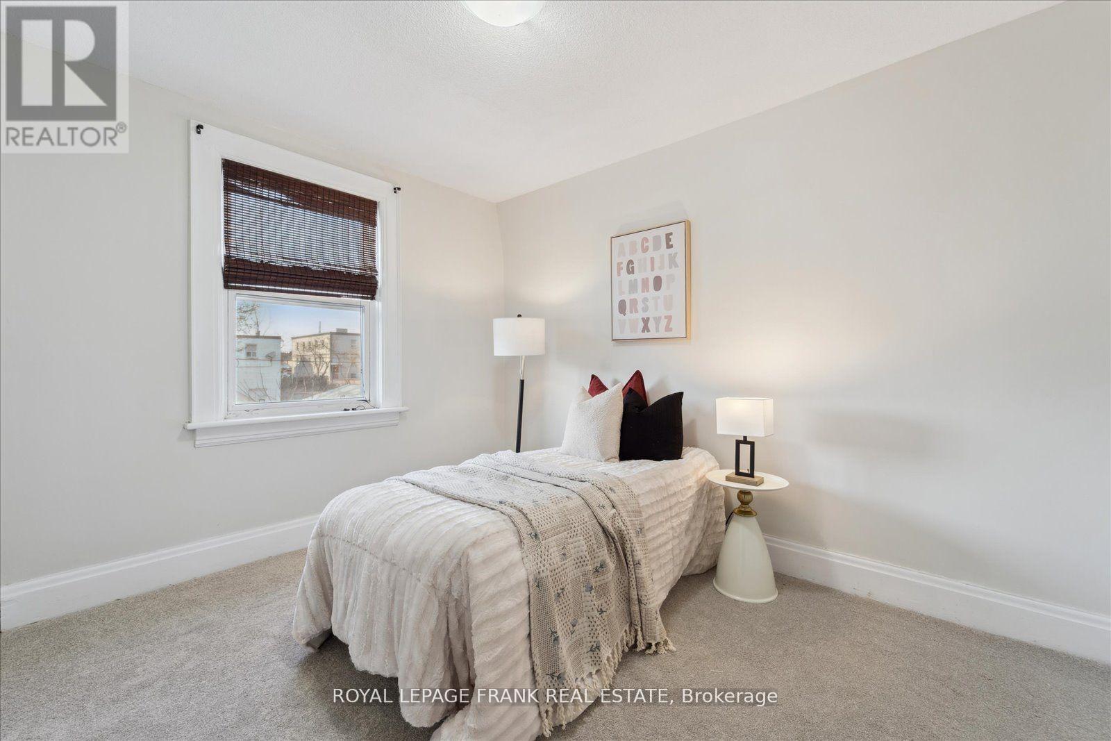 












352 PINE AVENUE

,
Oshawa (Vanier),




Ontario
L1J2H4

