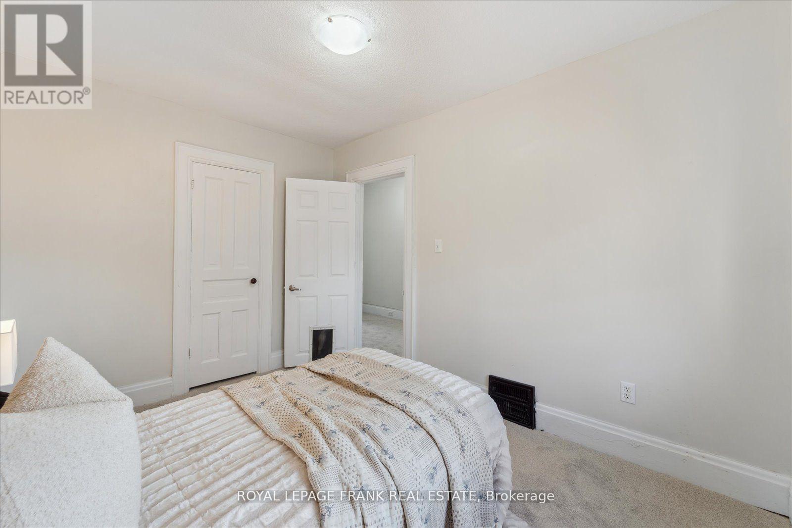 












352 PINE AVENUE

,
Oshawa (Vanier),




Ontario
L1J2H4

